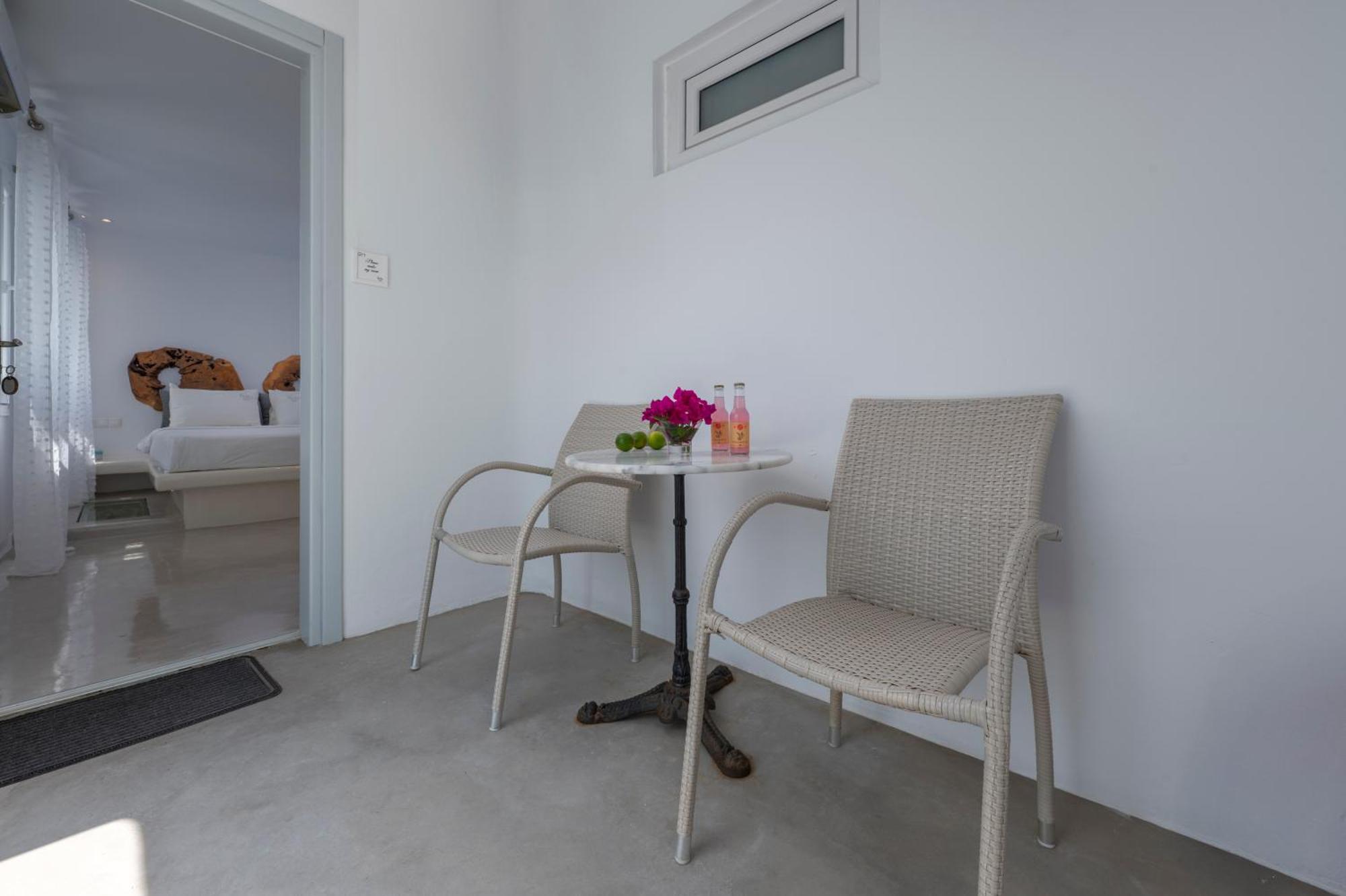 Flaskos Luxury Suites Aparthotel 4*
