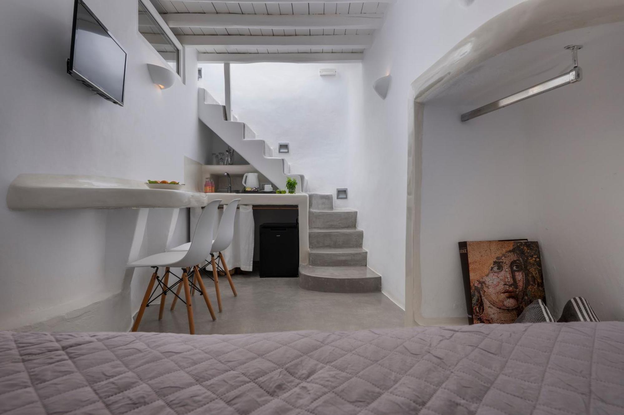 Flaskos Luxury Suites 4*
