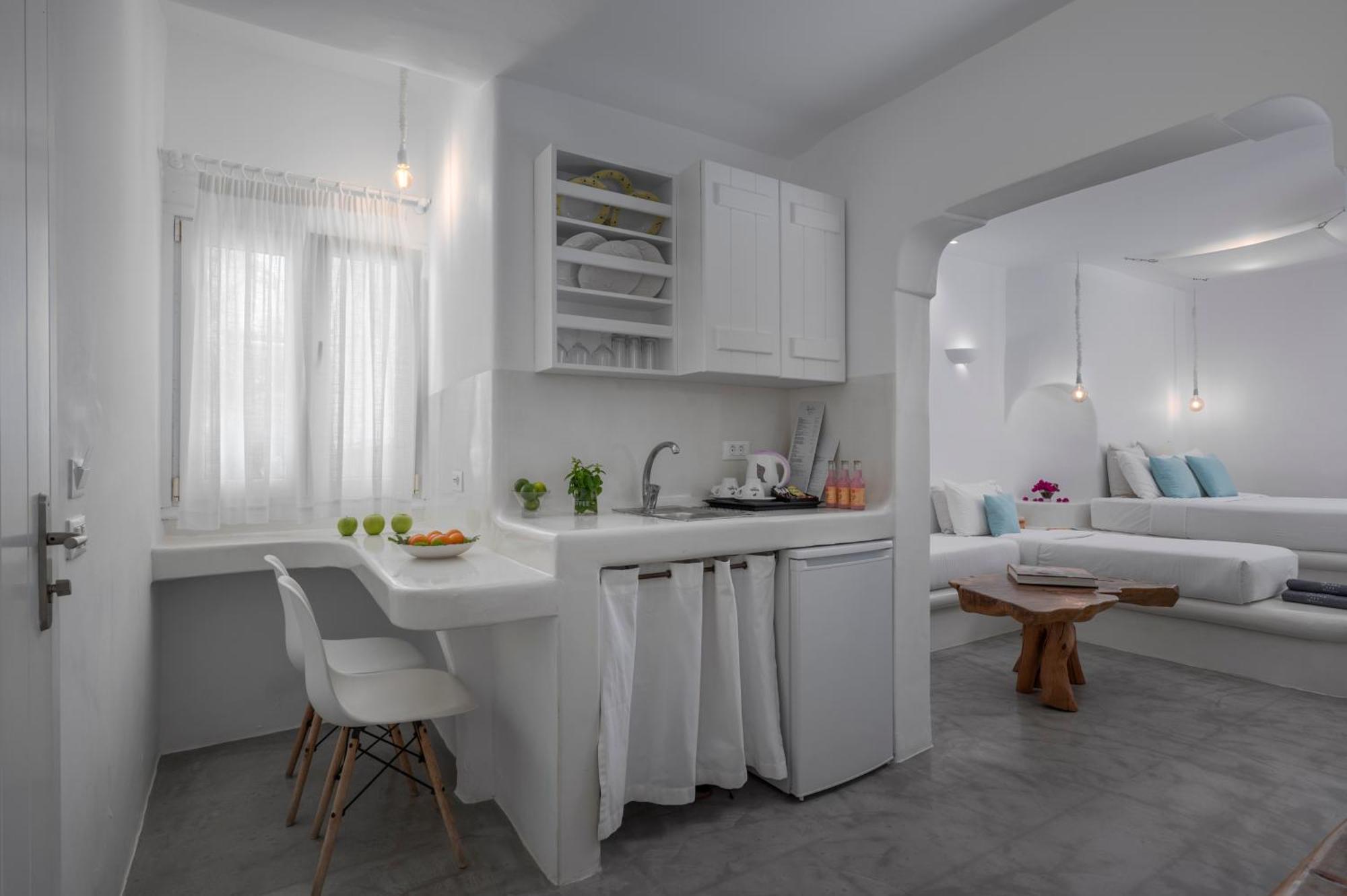 Flaskos Luxury Suites Aparthotel