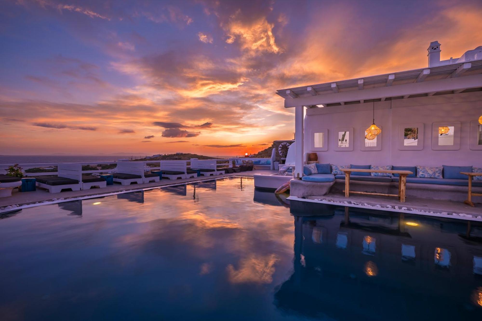Flaskos Luxury Suites Aparthotel