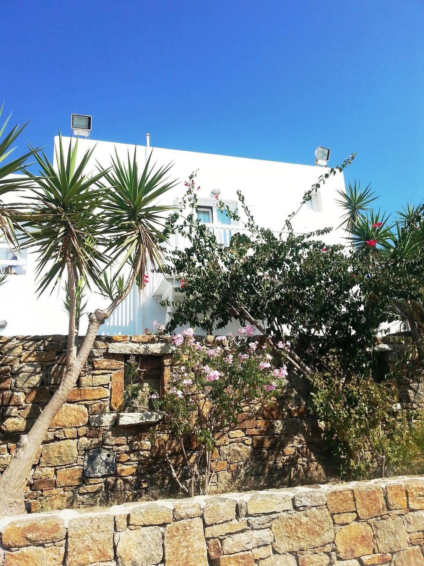 Casa de hóspedes White Myth 2*