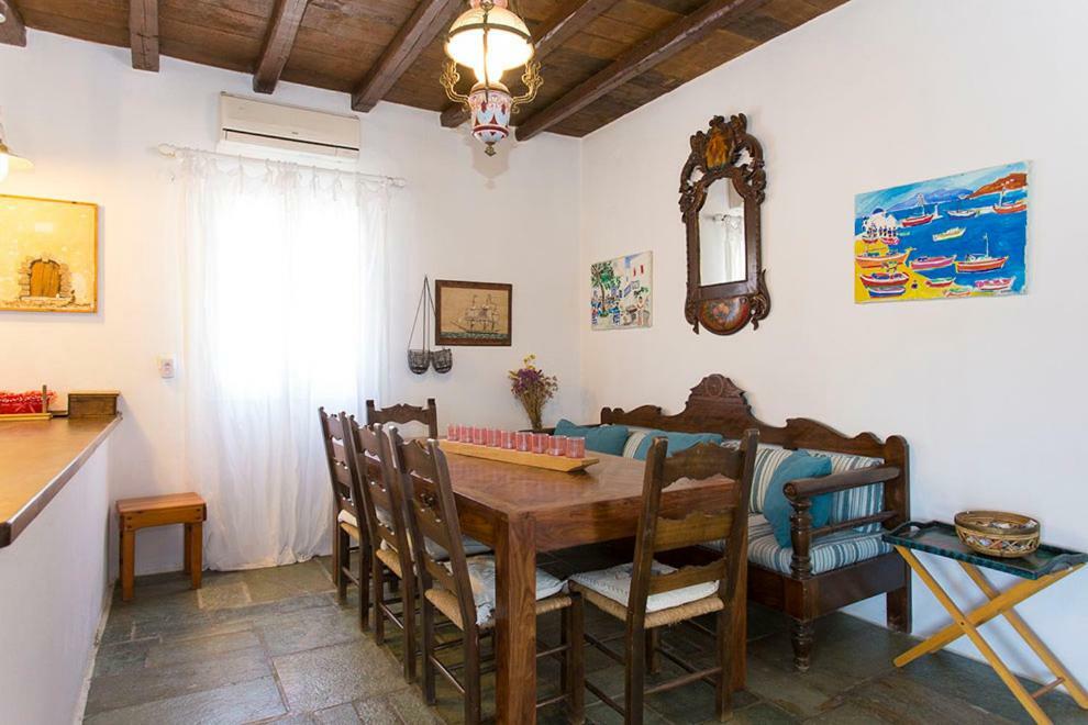 Traditional Mykonian * Ornos (Mykonos)